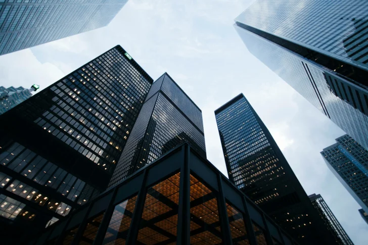 gratte-ciel modernes et immeubles de bureau dans un quartier financier urbain
