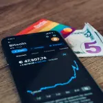 Wallets crypto gratuits vs payants 2026 : ROI et frais réels